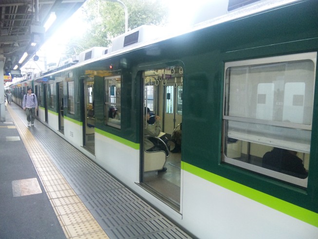 京阪電鉄5ドア車開時側面1(新塗装)